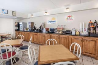 Super 8 by Wyndham Valdosta Mall - 5