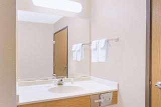 Super 8 by Wyndham Davenport - Davenport - 2