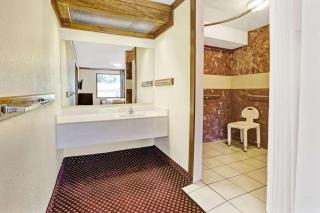 Travelodge by Wyndham Sellersburg - Sellersburg - 7