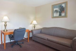 Super 8 by Wyndham Kingston - Kingston - 2