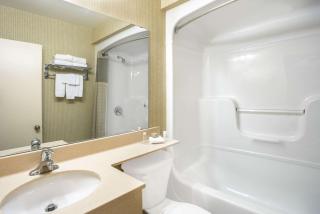 Super 8 by Wyndham Kingston - Kingston - 7