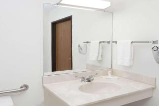 Super 8 by Wyndham Washington/Peoria Area - Washington - 3