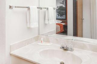 Super 8 by Wyndham Washington/Peoria Area - Washington - 1