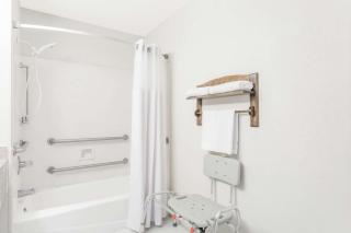 Brentwood Inn & Suites - 5