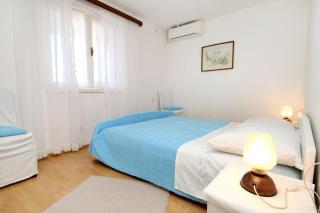 Apartments by the sea Vrboska (Hvar) - 541 - 2