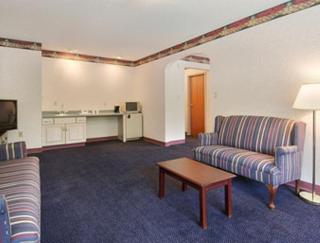Days Inn by Wyndham Sanford - 9