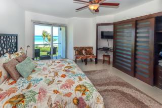 Beachfront Condo with jacuzzi, 3 BR & Pool - At Mareazul Condo Corazon - Playa del Carmen - 3