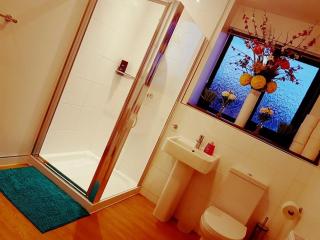 Yvi's 2-3 Bedroom Town Apartment - 5