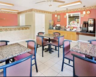 Super 8 by Wyndham Kosciusko - 2