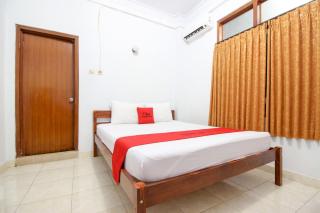 RedDoorz Plus near Alun Alun Selatan - 0