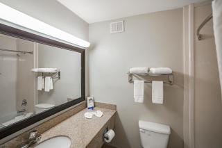 Clarion Pointe Marshall - 4