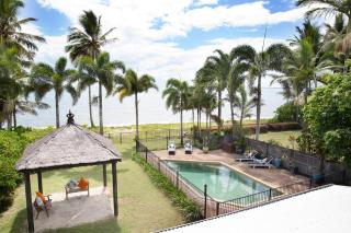 ABSOLUTE BEACHFRONT BLISS - NEWELL BEACH - 10 Metres to the Ocean - Newell Beach - 2