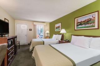 Baymont by Wyndham Waycross - 2