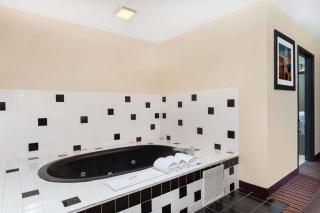 Baymont by Wyndham Bowling Green - Bowling Green - 8