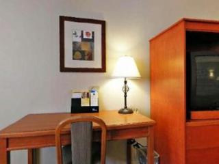 Econo Lodge Inn & Suites - 5