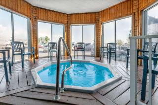 Ramada by Wyndham Mackinaw City Waterfront - 5