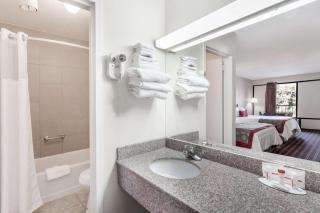 Travelodge by Wyndham Clarksville - 1