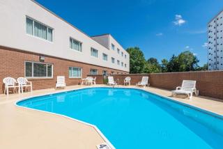 Ramada by Wyndham Paintsville Hotel & Conference Center - Paintsville - 0