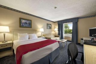 Ramada by Wyndham Trenton - 3