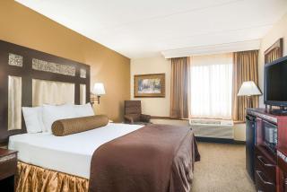 Ramada by Wyndham Plymouth Hotel & Conference Center - Plymouth - 1