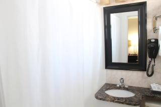 Perth Plaza Inn & Suites - Perth - 1
