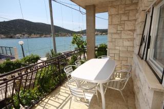 Apartments by the sea Vinisce, Trogir - 4892 - Vinišće - 3