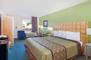 Days Inn by Wyndham Greeneville - Greeneville - 1
