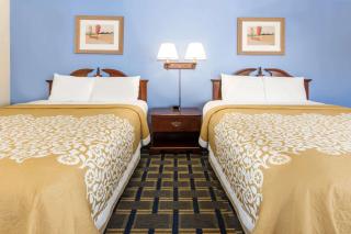 Days Inn by Wyndham Plymouth - 1