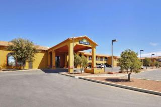 Days Inn by Wyndham Carlsbad - Carlsbad - 9