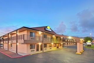 Days Inn by Wyndham East Albuquerque - Albuquerque - 0