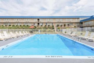 Days Inn by Wyndham St Clairsville - 8