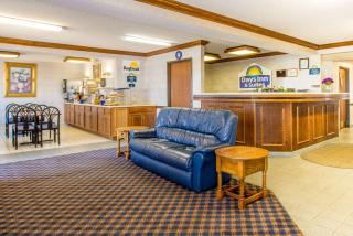 Days Inn by Wyndham Pontoon Beach - 7