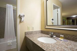 Days Inn by Wyndham Dallas Irving - Irving - 4
