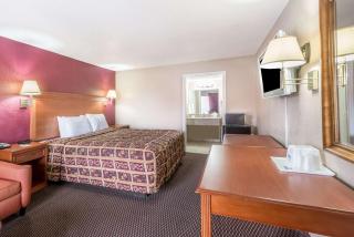 Days Inn by Wyndham San Antonio Splashtown/ATT Center - 2