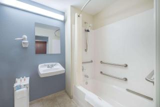 Days Inn by Wyndham Minot - Minot - 1
