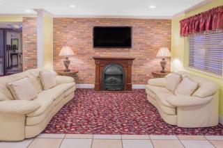 Days Inn by Wyndham Lake Village - 8