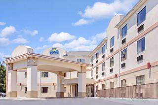 Days Inn & Suites by Wyndham Laurel Near Fort Meade - 0
