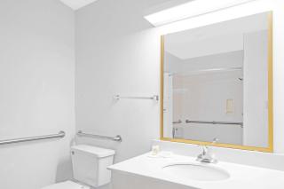 Days Inn by Wyndham Lake Village - 2