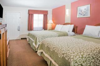 Days Inn by Wyndham Bastrop - 1