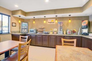 Days Inn by Wyndham Woodland - 6