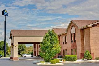 Days Inn & Suites by Wyndham Louisville SW - 0