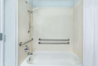 Days Inn & Suites by Wyndham Dallas - 1