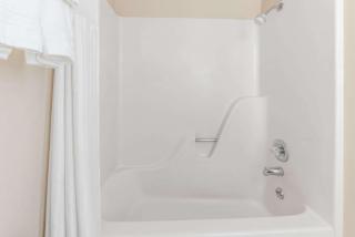 Days Inn by Wyndham Russell - 3