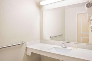Days Inn by Wyndham Bastrop - Bastrop - 4