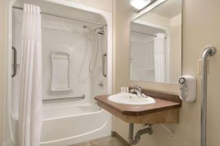 Days Inn & Suites by Wyndham Thunder Bay - 3