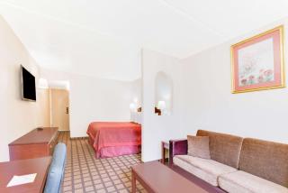 Days Inn & Suites by Wyndham Laredo - Laredo - 1