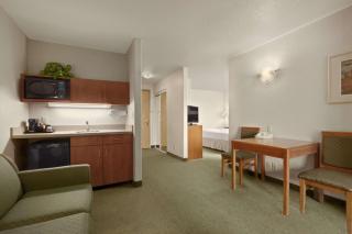 Days Inn by Wyndham Red Deer - 1