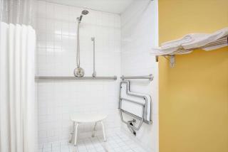 Days Inn by Wyndham Burlington East - 2
