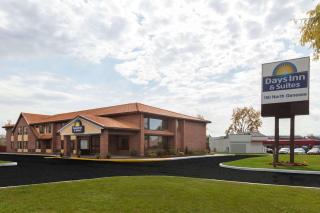 Days Inn by Wyndham Utica - Utica - 0