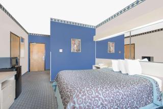 Days Inn & Suites by Wyndham Hutchinson - 4